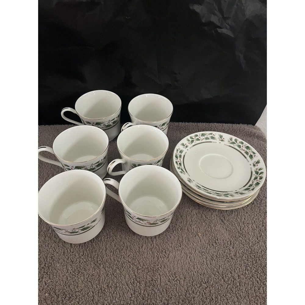 Royal Limited HOLLY HOLIDAY Tea Coffee Cups & Saucers Japan